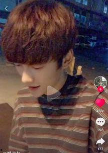 抖音网红吃瓜男的是谁,揭秘抖音网红“吃瓜男”的真实身份